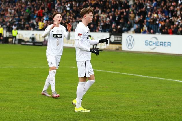 18.02.2024, xrhsx, Fussball 2.Bundesliga, SV Elversberg - VfL Osnabrück emspor, v.l. Torjubel nach dem Tor zum celebrating the goal celebrate 3:0 durch Paul Wanner (SV Elversberg) (DFL DFB REGULATIONS PROHIBIT ANY USE OF PHOTOGRAPHS as IMAGE SEQUENCES and or QUASI-VIDEO) Elversberg