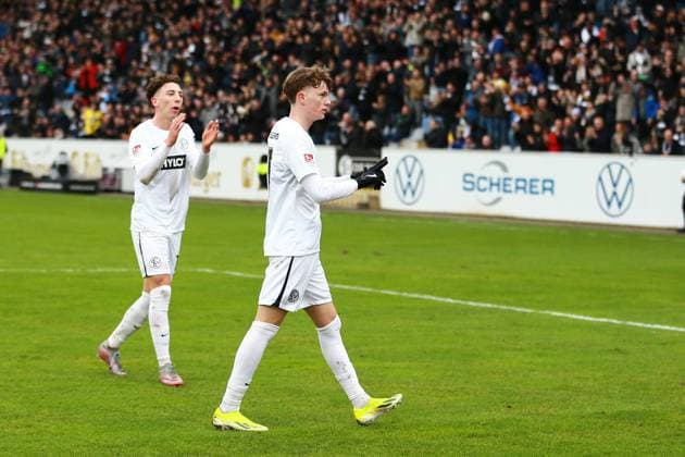 18.02.2024, xrhsx, Fussball 2.Bundesliga, SV Elversberg - VfL Osnabrück emspor, v.l. Torjubel nach dem Tor zum celebrating the goal celebrate 3:0 durch Paul Wanner (SV Elversberg) (DFL DFB REGULATIONS PROHIBIT ANY USE OF PHOTOGRAPHS as IMAGE SEQUENCES and or QUASI-VIDEO) Elversberg