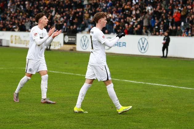 18.02.2024, xrhsx, Fussball 2.Bundesliga, SV Elversberg - VfL Osnabrück emspor, v.l. Torjubel nach dem Tor zum celebrating the goal celebrate 3:0 durch Paul Wanner (SV Elversberg) (DFL DFB REGULATIONS PROHIBIT ANY USE OF PHOTOGRAPHS as IMAGE SEQUENCES and or QUASI-VIDEO) Elversberg