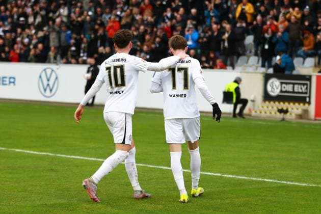 18.02.2024, xrhsx, Fussball 2.Bundesliga, SV Elversberg - VfL Osnabrück emspor, v.l. Torjubel nach dem Tor zum celebrating the goal celebrate 3:0 durch Paul Wanner (SV Elversberg) (DFL DFB REGULATIONS PROHIBIT ANY USE OF PHOTOGRAPHS as IMAGE SEQUENCES and or QUASI-VIDEO) Elversberg