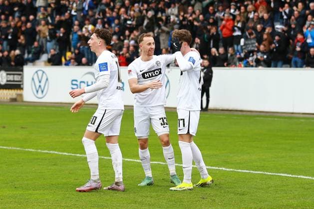 18.02.2024, xrhsx, Fussball 2.Bundesliga, SV Elversberg - VfL Osnabrück emspor, v.l. Torjubel nach dem Tor zum celebrating the goal celebrate 3:0 durch Paul Wanner (SV Elversberg) (DFL DFB REGULATIONS PROHIBIT ANY USE OF PHOTOGRAPHS as IMAGE SEQUENCES and or QUASI-VIDEO) Elversberg