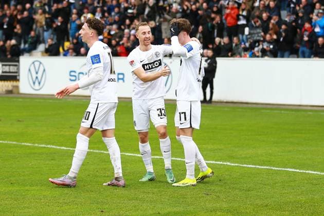 18.02.2024, xrhsx, Fussball 2.Bundesliga, SV Elversberg - VfL Osnabrück emspor, v.l. Torjubel nach dem Tor zum celebrating the goal celebrate 3:0 durch Paul Wanner (SV Elversberg) (DFL DFB REGULATIONS PROHIBIT ANY USE OF PHOTOGRAPHS as IMAGE SEQUENCES and or QUASI-VIDEO) Elversberg
