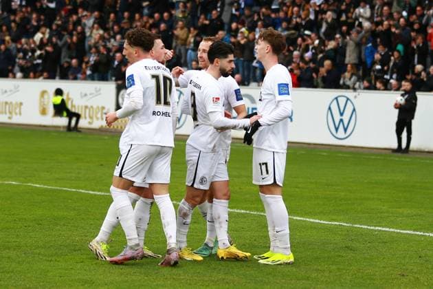 18.02.2024, xrhsx, Fussball 2.Bundesliga, SV Elversberg - VfL Osnabrück emspor, v.l. Torjubel nach dem Tor zum celebrating the goal celebrate 3:0 durch Paul Wanner (SV Elversberg) (DFL DFB REGULATIONS PROHIBIT ANY USE OF PHOTOGRAPHS as IMAGE SEQUENCES and or QUASI-VIDEO) Elversberg