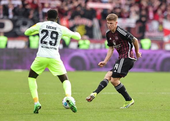18.02.2024 - Fussball - Saison 2023 2024 - 2. Fussball - Bundesliga - 22. Spieltag: 1. FC Nürnberg FCN ( Club ) - 1. FC Kaiserslautern FCK ( Roten Teufel ) - Sportfoto Zink DaMa - xdaxmax - DFL regulations prohibit any use of photographs as image sequences and or quasi-video - only for editorial use - Richmond Tachie (29, 1. FC Kaiserslautern FCK ) Finn Jeltsch (44, 1. FC Nürnberg FCN )