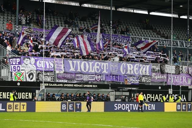 18.02.2024, xrhsx, Fussball 2.Bundesliga, SV Elversberg - VfL Osnabrück emspor, v.l. Fans, Zuschauer, Besuch, Ultras, Stimmung, Trikots, Schals, Fanblock, Violet Crew (DFL DFB REGULATIONS PROHIBIT ANY USE OF PHOTOGRAPHS as IMAGE SEQUENCES and or QUASI-VIDEO) Elversberg