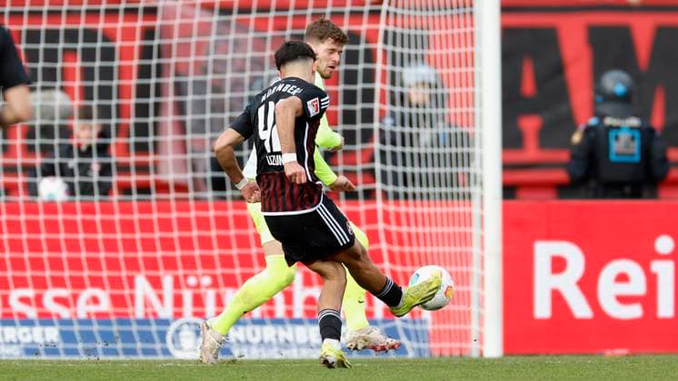 Bild: v. li. Can Uzun (1.FC Nuernberg, 42), Goal scored, erzielt das Tor zum 1:1 celebrate the goal, Jan Elvedi (1.FC Kaiserslautern, 33). 18.02.2024, Fussball, 2. Bundesliga, 1. FC Nuernberg - 1. FC Kaiserslautern, GER, Nuernberg, Max-Morlock-Stadion DFL REGULATIONS PROHIBIT ANY USE OF PHOTOGRAPHS AS IMAGE SEQUENCES AND OR QUASI-VIDEO.