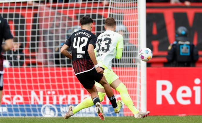 Bild: v. li. Can Uzun (1.FC Nuernberg, 42), Goal scored, erzielt das Tor zum 1:1 celebrate the goal, Jan Elvedi (1.FC Kaiserslautern, 33). 18.02.2024, Fussball, 2. Bundesliga, 1. FC Nuernberg - 1. FC Kaiserslautern, GER, Nuernberg, Max-Morlock-Stadion DFL REGULATIONS PROHIBIT ANY USE OF PHOTOGRAPHS AS IMAGE SEQUENCES AND OR QUASI-VIDEO.
