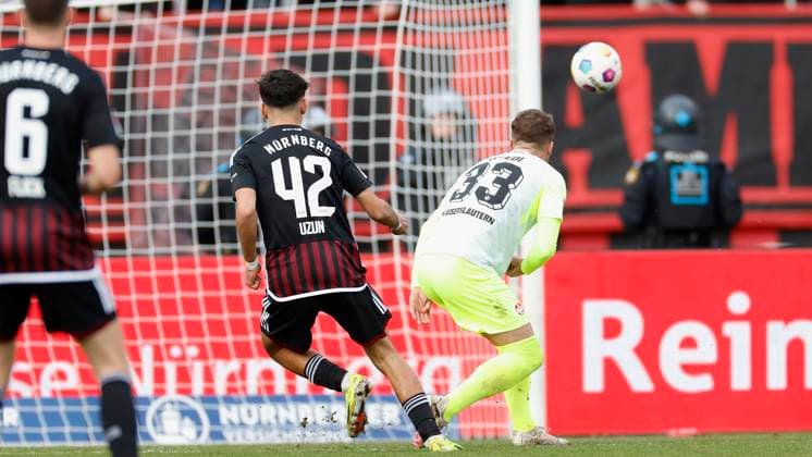 Bild: v. li. Can Uzun (1.FC Nuernberg, 42), Goal scored, erzielt das Tor zum 1:1 celebrate the goal, Jan Elvedi (1.FC Kaiserslautern, 33). 18.02.2024, Fussball, 2. Bundesliga, 1. FC Nuernberg - 1. FC Kaiserslautern, GER, Nuernberg, Max-Morlock-Stadion DFL REGULATIONS PROHIBIT ANY USE OF PHOTOGRAPHS AS IMAGE SEQUENCES AND OR QUASI-VIDEO.