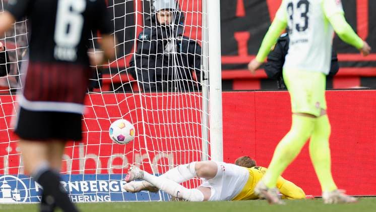 Bild: Can Uzun (1.FC Nuernberg, 42) nicht im Bild, Goal scored, erzielt das Tor zum 1:1 celebrate the goal, Torwart Julian Krahl (1.FC Kaiserslautern, 18) ist geschlagen. 18.02.2024, Fussball, 2. Bundesliga, 1. FC Nuernberg - 1. FC Kaiserslautern, GER, Nuernberg, Max-Morlock-Stadion DFL REGULATIONS PROHIBIT ANY USE OF PHOTOGRAPHS AS IMAGE SEQUENCES AND OR QUASI-VIDEO.