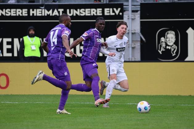 18.02.2024, Fussball, Herren, 2.Bundesliga , 22. Spieltag, Saison 2023 2024, SV 07 Elversberg - VfL Osnabrück, Jannik Rochelt (SV 07 Elversberg), Oumar Diakhite (VfL Osnabrück), Maxwell Gyamfi (VfL Osnabrück) Elversberg Ursapharm-Arena an der Kaiserlinde Saarland Deutschland (DE)