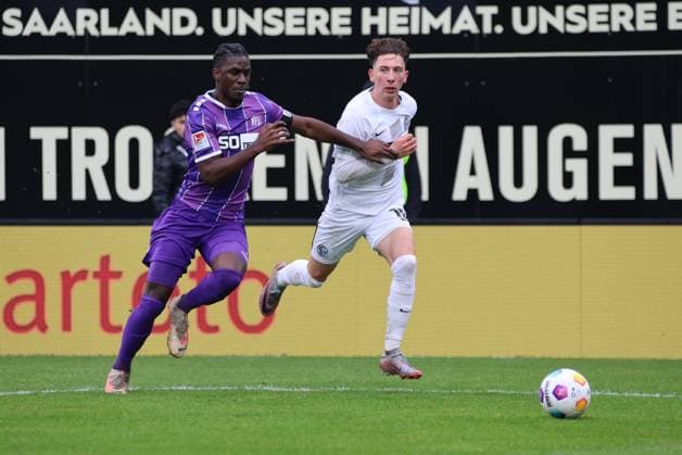 18.02.2024, Fussball, Herren, 2.Bundesliga , 22. Spieltag, Saison 2023 2024, SV 07 Elversberg - VfL Osnabrück, Jannik Rochelt (SV 07 Elversberg), Maxwell Gyamfi (VfL Osnabrück) Elversberg Ursapharm-Arena an der Kaiserlinde Saarland Deutschland (DE)
