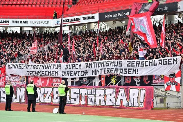 18.02.2024 - Fussball - Saison 2023 2024 - 2. Fussball - Bundesliga - 22. Spieltag: 1. FC Nürnberg FCN ( Club ) - 1. FC Kaiserslautern FCK ( Roten Teufel ) - Sportfoto Zink - xwoxzix - DFL regulations prohibit any use of photographs as image sequences and or quasi-video - only for editorial use - Spruchband Banner Fans Fanblock FCK - Protest Fanprotest gegen Investoren