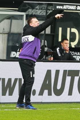 18.02.2024, xrhsx, Fussball 2.Bundesliga, SV Elversberg - VfL Osnabrück emspor, v.l. Trainer Coach Uwe Koschinat (VfL Osnabrueck Osnabrück) gestikuliert gibt Anweisungen mit den Armen gestikulieren gives instructions, gesticulate. (DFL DFB REGULATIONS PROHIBIT ANY USE OF PHOTOGRAPHS as IMAGE SEQUENCES and or QUASI-VIDEO) Elversberg