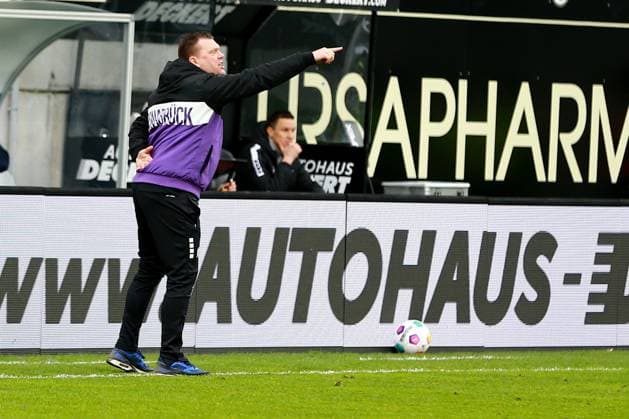 18.02.2024, xrhsx, Fussball 2.Bundesliga, SV Elversberg - VfL Osnabrück emspor, v.l. Trainer Coach Uwe Koschinat (VfL Osnabrueck Osnabrück) gestikuliert gibt Anweisungen mit den Armen gestikulieren gives instructions, gesticulate. (DFL DFB REGULATIONS PROHIBIT ANY USE OF PHOTOGRAPHS as IMAGE SEQUENCES and or QUASI-VIDEO) Elversberg