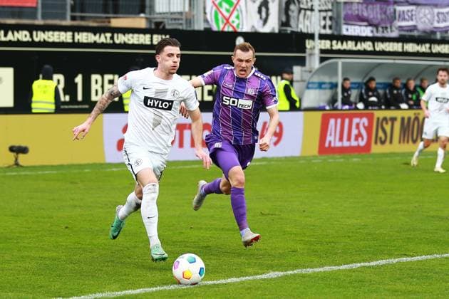 18.02.2024, xrhsx, Fussball 2.Bundesliga, SV Elversberg - VfL Osnabrück emspor, v.l. Hugo Vandermersch (SV Elversberg) Thomas Goiginger (VfL Osnabrueck Osnabrück) Zweikampf, Aktion, action, battle for the ball (DFL DFB REGULATIONS PROHIBIT ANY USE OF PHOTOGRAPHS as IMAGE SEQUENCES and or QUASI-VIDEO) Elversberg