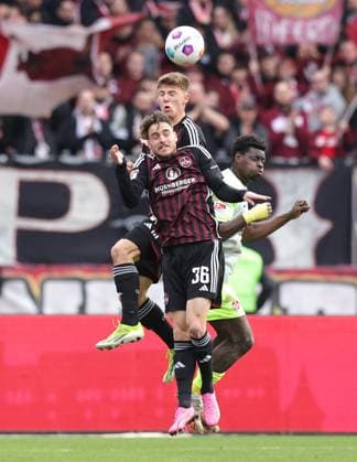 18.02.2024 - Fussball - Saison 2023 2024 - 2. Fussball - Bundesliga - 22. Spieltag: 1. FC Nürnberg FCN ( Club ) - 1. FC Kaiserslautern FCK ( Roten Teufel ) - Sportfoto Zink DaMa - xdaxmax - DFL regulations prohibit any use of photographs as image sequences and or quasi-video - only for editorial use - Lukas Schleimer (36, 1. FC Nürnberg FCN ) Finn Jeltsch (44, 1. FC Nürnberg FCN ) im Kopfballduell mit Ragnar Ache (9, 1. FC Kaiserslautern FCK )