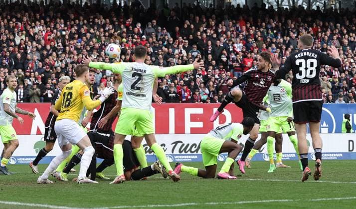18.02.2024 - Fussball - Saison 2023 2024 - 2. Fussball - Bundesliga - 22. Spieltag: 1. FC Nürnberg FCN ( Club ) - 1. FC Kaiserslautern FCK ( Roten Teufel ) - Sportfoto Zink DaMa - xdaxmax - DFL regulations prohibit any use of photographs as image sequences and or quasi-video - only for editorial use - Lukas Schleimer (36, 1. FC Nürnberg FCN ) mit Torschuss