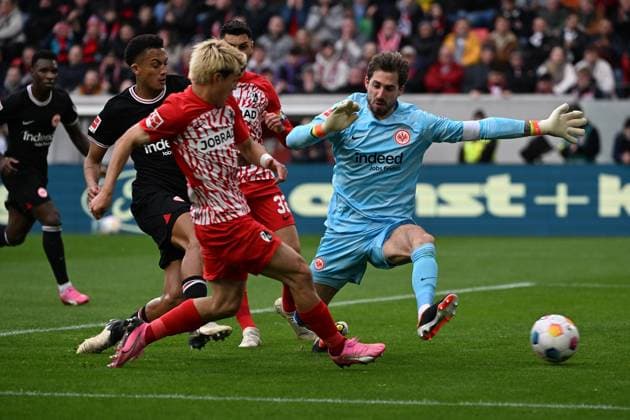 18.02.2024, xjhx, Fussball 1.Bundesliga, SC Freiburg - Eintracht Frankfurt emspor, v.l. Ritsu Doan (SC Freiburg) erzielt das Tor zum scores the goal 1:1 Kevin Trapp (Eintracht Frankfurt) (DFL DFB REGULATIONS PROHIBIT ANY USE OF PHOTOGRAPHS as IMAGE SEQUENCES and or QUASI-VIDEO) Freiburg