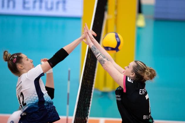 2. Volleyball Bundesliga Frauen Pro: Schwarz-Weiss Erfurt vs.VCO Dresden; 18.02.2024 Mette Marleen Pfeffer ( 12; VCO Dresden) gegen Ashlyn Maye Blotzer ( 7; Schwarz-Weiss Erfurt) 2. Bundesliga Frauen Pro: Schwarz-Weiss Erfurt vs. VCO Dresden; Riethsporthalle Erfurt; 18.02.2024 Copyright: xBEAUTIFULxSPORTS Duehringx