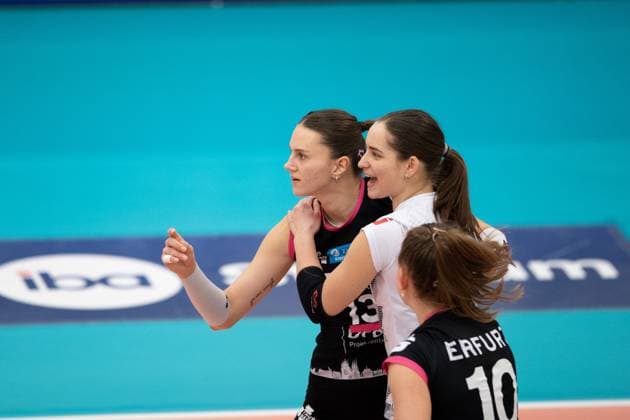 2. Volleyball Bundesliga Frauen Pro: Schwarz-Weiss Erfurt vs.VCO Dresden; 18.02.2024 Jubel, Lara Alyssa Darowski ( 13; Schwarz-Weiss Erfurt) und Mia Anna Stauß ( 11; Schwarz-Weiss Erfurt) 2. Bundesliga Frauen Pro: Schwarz-Weiss Erfurt vs. VCO Dresden; Riethsporthalle Erfurt; 18.02.2024 Copyright: xBEAUTIFULxSPORTS Duehringx