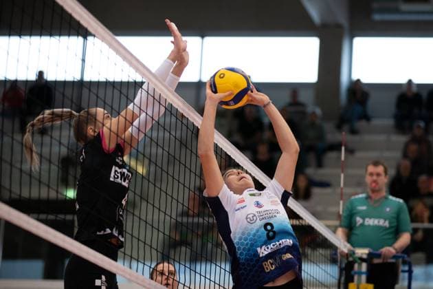 2. Volleyball Bundesliga Frauen Pro: Schwarz-Weiss Erfurt vs.VCO Dresden; 18.02.2024 Lena Gretzschel ( 8; VCO Dresden) gegen Silvie Pavlová ( 4; Schwarz-Weiss Erfurt) 2. Bundesliga Frauen Pro: Schwarz-Weiss Erfurt vs. VCO Dresden; Riethsporthalle Erfurt; 18.02.2024 Copyright: xBEAUTIFULxSPORTS Duehringx