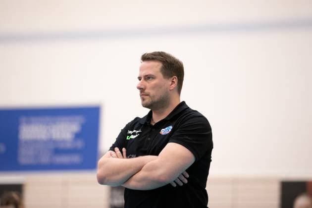 2. Volleyball Bundesliga Frauen Pro: Schwarz-Weiss Erfurt vs.VCO Dresden; 18.02.2024 Andreas Renneberg (Trainer; VCO Dresden) 2. Bundesliga Frauen Pro: Schwarz-Weiss Erfurt vs. VCO Dresden; Riethsporthalle Erfurt; 18.02.2024 Copyright: xBEAUTIFULxSPORTS Duehringx