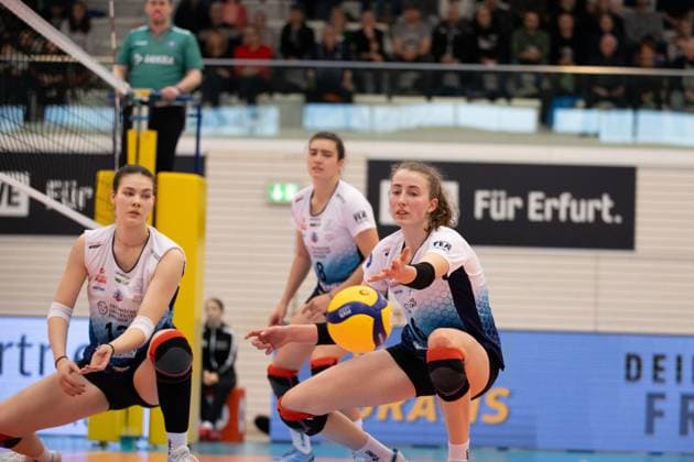 2. Volleyball Bundesliga Frauen Pro: Schwarz-Weiss Erfurt vs.VCO Dresden; 18.02.2024 Am Ball Hanna Kögler ( 16; VCO Dresden) und Florentine Rosemann ( 13; VCO Dresden) (links) 2. Bundesliga Frauen Pro: Schwarz-Weiss Erfurt vs. VCO Dresden; Riethsporthalle Erfurt; 18.02.2024 Copyright: xBEAUTIFULxSPORTS Duehringx