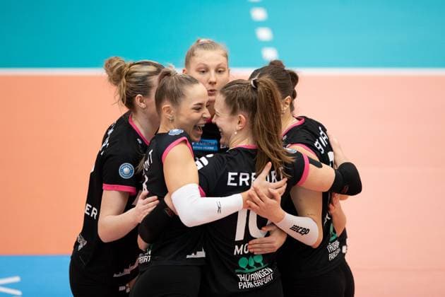 2. Volleyball Bundesliga Frauen Pro: Schwarz-Weiss Erfurt vs.VCO Dresden; 18.02.2024 Jubel, Silvie Pavlová ( 4; Schwarz-Weiss Erfurt) (vorne links) und Pia Mohr ( 10; Schwarz-Weiss Erfurt) 2. Bundesliga Frauen Pro: Schwarz-Weiss Erfurt vs. VCO Dresden; Riethsporthalle Erfurt; 18.02.2024 Copyright: xBEAUTIFULxSPORTS Duehringx
