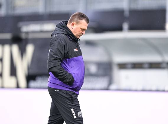 Germany, Spiesen-Elversberg, 18.02.2024, Ursapharm-Arena at Kaiserlinde, SV Elversberg vs VfL Osnabrueck - 2. Bundesliga, Trainer Uwe Koschinat (VfL Osnabrueck) looks dejected on the ground Spiesen-Elversberg Ursapharm-Arena at Kaiserlinde Saarland Germany