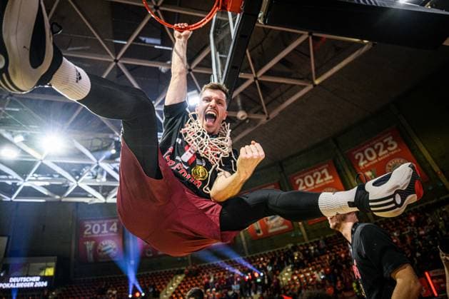 Bilder des Jahres 2024, Sport 02 Feburar Sport Themen der Woche KW07 Sport Bilder des Tages 18.02.2024, BMW Park, Germany, Muenchen, FC Bayern Muenchen Basketball vs ratiopharm ulm - Finale SIEGMUND TOP FOUR 2024, Andreas Obst (FC Bayern Muenchen Basketball) gestikuliert, gestik, jubel (Foto H. Langer) BMW Park Muenchen Germany *** 18 02 2024, BMW Park, Germany, Muenchen, FC Bayern Muenchen Basketball vs ratiopharm ulm Final SIEGMUND TOP FOUR 2024, Andreas Obst FC Bayern Muenchen Basketball gestures, gestures, cheers Photo H Langer BMW Park Muenchen Germany 541_FCB ULM20240219_132 Langer-541