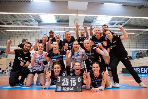 2. Volleyball Bundesliga Frauen Pro: Schwarz-Weiss Erfurt vs.VCO Dresden; 18.02.2024 Siegerfoto (Schwarz-Weiss Erfurt) 2. Bundesliga Frauen Pro: Schwarz-Weiss Erfurt vs. VCO Dresden; Riethsporthalle Erfurt; 18.02.2024 Copyright: xBEAUTIFULxSPORTS Duehringx