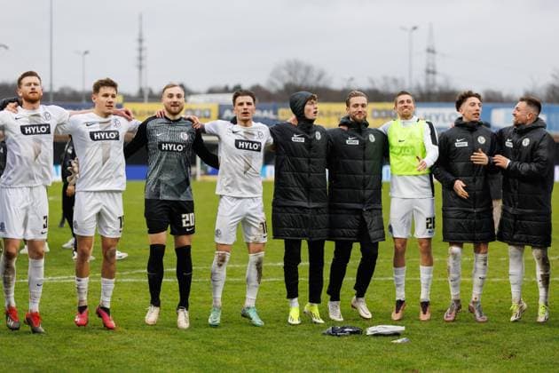 Florian Le Joncour (SV 07 Elversberg) , Lukas Pinckert (SV 07 Elversberg), Nicolas Kristof (SV 07 Elversberg), Hugo Vandermersch (SV 07 Elversberg), Paul Wanner (SV 07 Elversberg), Tim Boss (SV 07 Elversberg), Arne Sicker (SV 07 Elversberg), Jannik Rochelt (SV 07 Elversberg), Luca Schnellbacher (SV 07 Elversberg) feiern den Sieg, SV Elversberg vs VFL Osnabrueck, Fussball, 2. Bundesliga, 20. Spieltag, Saison 2023 2024, 18.02.2024 SV Elversberg vs VFL Osnabrueck, Fussball, 2. Bundesliga, 20. Spieltag, Saison 2023 2024, 18.02.2024 Elversberg