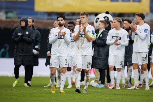 Semih Sahin (SV 07 Elversberg) und Robin Fellhauer (SV 07 Elversberg), SV Elversberg vs VFL Osnabrueck, Fussball, 2. Bundesliga, 20. Spieltag, Saison 2023 2024, 18.02.2024 SV Elversberg vs VFL Osnabrueck, Fussball, 2. Bundesliga, 20. Spieltag, Saison 2023 2024, 18.02.2024 Elversberg