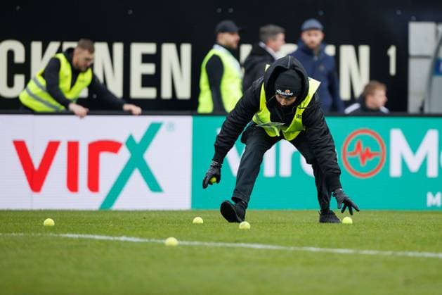Ein Ordner sammelt Tennisbälle auf, SV Elversberg vs VFL Osnabrueck, Fussball, 2. Bundesliga, 20. Spieltag, Saison 2023 2024, 18.02.2024 SV Elversberg vs VFL Osnabrueck, Fussball, 2. Bundesliga, 20. Spieltag, Saison 2023 2024, 18.02.2024 Elversberg