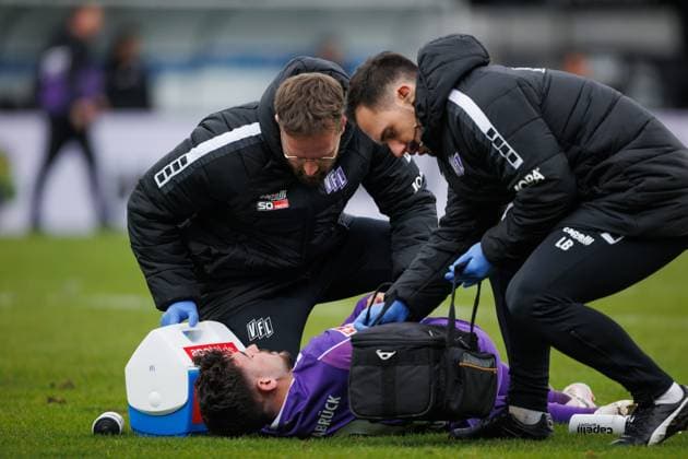 Athanasios Androutsos (VFL Osnabrueck) muss behandelt werden, SV Elversberg vs VFL Osnabrueck, Fussball, 2. Bundesliga, 20. Spieltag, Saison 2023 2024, 18.02.2024 SV Elversberg vs VFL Osnabrueck, Fussball, 2. Bundesliga, 20. Spieltag, Saison 2023 2024, 18.02.2024 Elversberg