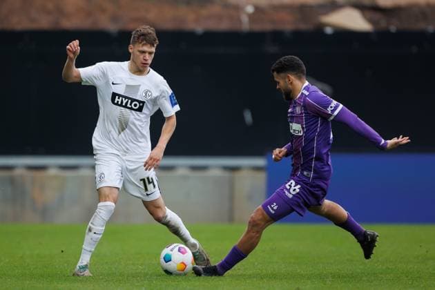 Robin Fellhauer (SV 07 Elversberg) im Zweikampf mit Dave Gnaase (VFL Osnabrueck), SV Elversberg vs VFL Osnabrueck, Fussball, 2. Bundesliga, 20. Spieltag, Saison 2023 2024, 18.02.2024 SV Elversberg vs VFL Osnabrueck, Fussball, 2. Bundesliga, 20. Spieltag, Saison 2023 2024, 18.02.2024 Elversberg