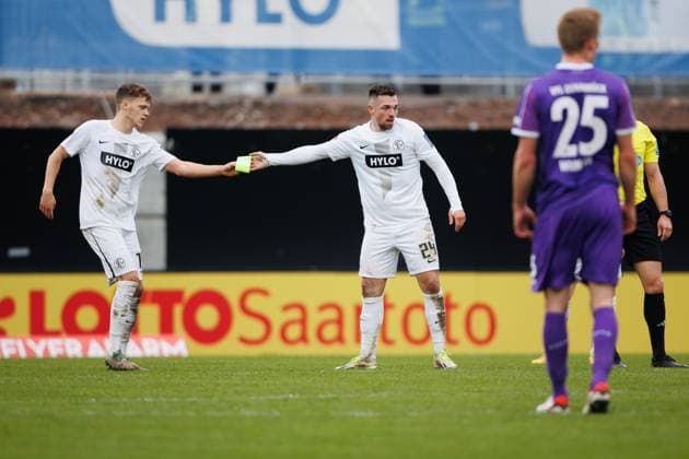 Luca Schnellbacher (SV 07 Elversberg) übergibt Robin Fellhauer (SV 07 Elversberg) die Kapitaensbinde, SV Elversberg vs VFL Osnabrueck, Fussball, 2. Bundesliga, 20. Spieltag, Saison 2023 2024, 18.02.2024 SV Elversberg vs VFL Osnabrueck, Fussball, 2. Bundesliga, 20. Spieltag, Saison 2023 2024, 18.02.2024 Elversberg