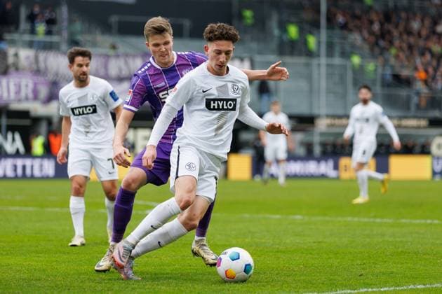 Jannik Rochelt (SV 07 Elversberg) im Zweikampf mit Lukas Kunze (VFL Osnabrueck), SV Elversberg vs VFL Osnabrueck, Fussball, 2. Bundesliga, 20. Spieltag, Saison 2023 2024, 18.02.2024 SV Elversberg vs VFL Osnabrueck, Fussball, 2. Bundesliga, 20. Spieltag, Saison 2023 2024, 18.02.2024 Elversberg