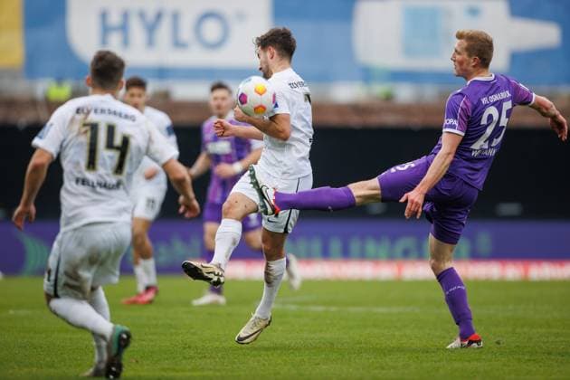Manuel Feil (SV 07 Elversberg) im Zweikampf mit Niklas Wiemann (VFL Osnabrueck), SV Elversberg vs VFL Osnabrueck, Fussball, 2. Bundesliga, 20. Spieltag, Saison 2023 2024, 18.02.2024 SV Elversberg vs VFL Osnabrueck, Fussball, 2. Bundesliga, 20. Spieltag, Saison 2023 2024, 18.02.2024 Elversberg