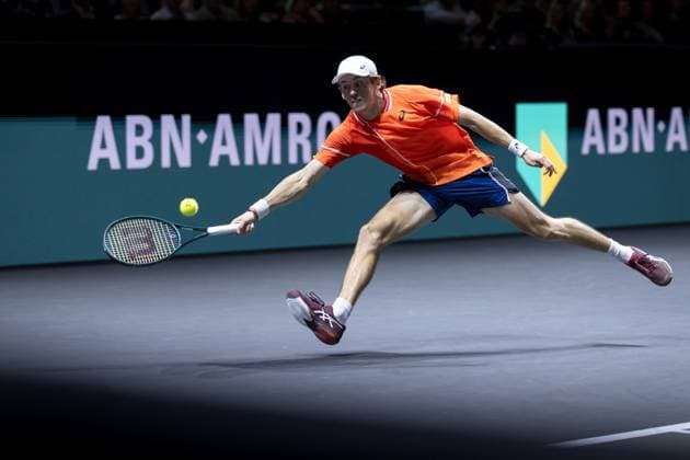 ROTTERDAM - Alex de Minaur (Australia) in action against Jannik Sinner (ITA) on the last day of the ABN AMRO Open tennis tournament in Ahoy. ANP SANDER KONING ABN AMRO Open 2024 xVIxANPxSportx xxANPxIVx 491447088 originalFilename: 491447088.jpg