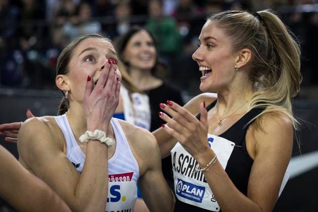 Bilder des Jahres 2024, Sport 02 Feburar Sport Themen der Woche KW07 Sport Bilder des Tages Deutsche Leichtathletik-Hallenmeisterschaften; Leipzig, 18.02.2024 Lisa Sophie Hartmann (VfL Sindelfingen), Alica Schmidt (SCC Berlin) nach dem 400m-Finale der Frauen; Leipzig, 18.02.2024 - Deutsche Leichtathletik-Hallenmeisterschaften in der Arena Leipzig in Sachsen (Deutschland). *** German Athletics Indoor Championships Leipzig, 18 02 2024 Lisa Sophie Hartmann VfL Sindelfingen , Alica Schmidt SCC Berlin after the womens 400m final Leipzig, 18 02 2024 German Athletics Indoor Championships at the Arena Leipzig in Saxony Germany Copyright: xBEAUTIFULxSPORTS AxelxKohringx
