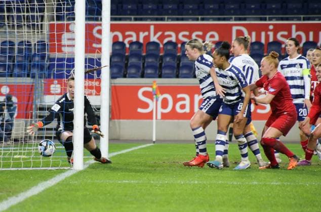 18.02.2024, xgrfx, Fussball 1.Bundesliga Damen, MSV Duisburg Damen - 1.FC Köln Damen emspor, v.l. Fehlentscheidung von Schiedsrichterin Karoline Wacker nach dem nicht gegebenen Tor von Laura Vogt (1.FC Köln) (DFL DFB REGULATIONS PROHIBIT ANY USE OF PHOTOGRAPHS as IMAGE SEQUENCES and or QUASI-VIDEO) Duisburg
