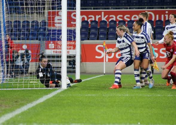 18.02.2024, xgrfx, Fussball 1.Bundesliga Damen, MSV Duisburg Damen - 1.FC Köln Damen emspor, v.l. Fehlentscheidung von Schiedsrichterin Karoline Wacker nach dem nicht gegebenen Tor von Laura Vogt (1.FC Köln) (DFL DFB REGULATIONS PROHIBIT ANY USE OF PHOTOGRAPHS as IMAGE SEQUENCES and or QUASI-VIDEO) Duisburg
