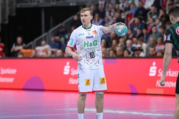 18.02.2024, xgox, Handball - Liqui Moly Hbl, TSV Hannover-Burgdorf - SC Magdeburg emspor, v.l. Gisli Thorgeir Kristjansson (Magdeburg, 10) gibt Anweisungen, gestikuliert mit den Armen, gesticulate, gives instructions Hannover
