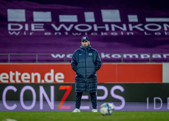 Leipzigs Cheftrainer Trainer Coach Saban Uzun. Fussball 1. Frauen Bundesliga, 13. Spieltag: SGS Essen - RB Leipzig 4:4. 9. Februar 2024: Stadion an der Hafenstrasse, Essen. SGS Essen - RB Leipzig 4:4