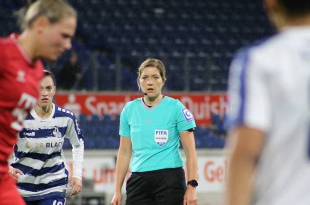 18.02.2024, xgrfx, Fussball 1.Bundesliga Damen, MSV Duisburg Damen - 1.FC Köln Damen emspor, v.l. Karoline Wacker, Schiedsrichterin (DFL DFB REGULATIONS PROHIBIT ANY USE OF PHOTOGRAPHS as IMAGE SEQUENCES and or QUASI-VIDEO) Duisburg