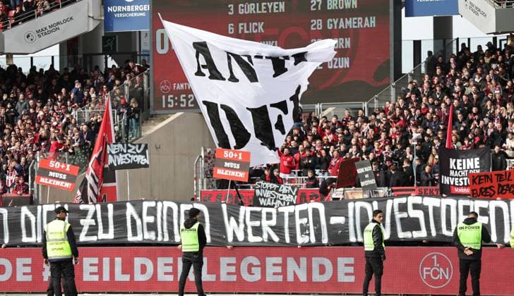 18.02.2024 - Fussball - Saison 2023 2024 - 2. Fussball - Bundesliga - 22. Spieltag: 1. FC Nürnberg FCN ( Club ) - 1. FC Kaiserslautern FCK ( Roten Teufel ) - Sportfoto Zink DaMa - xdaxmax - DFL regulations prohibit any use of photographs as image sequences and or quasi-video - only for editorial use - Clubfan Clubfans FCN-Fans Fans protestieren Protest im Innenraum während des Spiels mit Spruchband Transparent Schildern und Fahnen gegen die DFL und den geplanten Investoren Investoreneinstieg