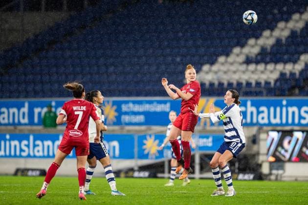 Google Pixel Frauen-Bundesliga 14. Spieltag: MSV Duisburg - 1. FC Köln; 18.02.2024 Laura Vogt (1. FC Köln, 8) im Zweikampf mit Hess Alexandra Loy (MSV Duisburg, 20) Google Pixel Frauen-Bundesliga 14. Spieltag: MSV Duisburg - 1. FC Köln; Schauinsland-Reisen-Arena; Duisburg; 18.02.2024 DFB DFL REGULATIONS PROHIBIT ANY USE OF PHOTOGRAPHS AS IMAGE SEQUENCES AND OR QUASI-VIDEO Copyright: xBEAUTIFULxSPORTS Buriakovx