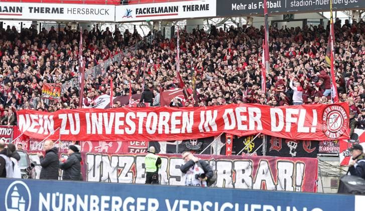 18.02.2024 - Fussball - Saison 2023 2024 - 2. Fussball - Bundesliga - 22. Spieltag: 1. FC Nürnberg FCN ( Club ) - 1. FC Kaiserslautern FCK ( Roten Teufel ) - Sportfoto Zink DaMa - xdaxmax - DFL regulations prohibit any use of photographs as image sequences and or quasi-video - only for editorial use - Spruchband Transparent der Zuschauer Publikum Fans des 1. FC Kaiserslautern FCK - Nein zu Investoren in der DFL!
