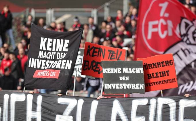 18.02.2024 - Fussball - Saison 2023 2024 - 2. Fussball - Bundesliga - 22. Spieltag: 1. FC Nürnberg FCN ( Club ) - 1. FC Kaiserslautern FCK ( Roten Teufel ) - Sportfoto Zink DaMa - xdaxmax - DFL regulations prohibit any use of photographs as image sequences and or quasi-video - only for editorial use - Clubfan Clubfans FCN-Fans Fans protestieren Protest im Innenraum während des Spiels mit Spruchband Transparent Schildern und Fahnen gegen die DFL und den geplanten Investoren Investoreneinstieg